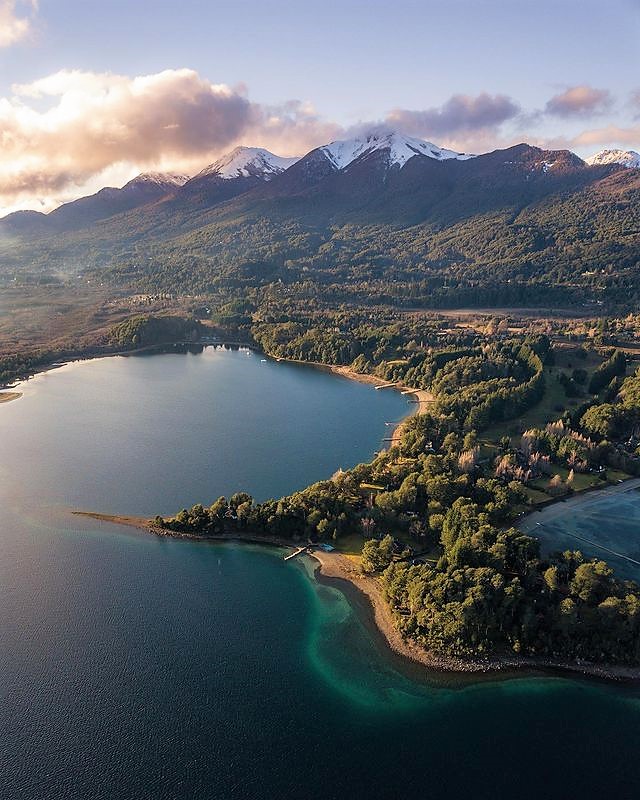 soymariche's tweet photo. Ella comienza el 23 de septiembre pero hoy hay que recibirla igual como siempre! #HolaPrimavera 🌷 #VillaLaAngostura y este #NahuelHuapi con bahías y playitas que invitan a descubrir este pueblo de montaña que muchos amamos. Bienvenidos! #nachoGS grazie! #BuenJueves twitter!🌷😉 https://t.co/cAnZBJK2x3