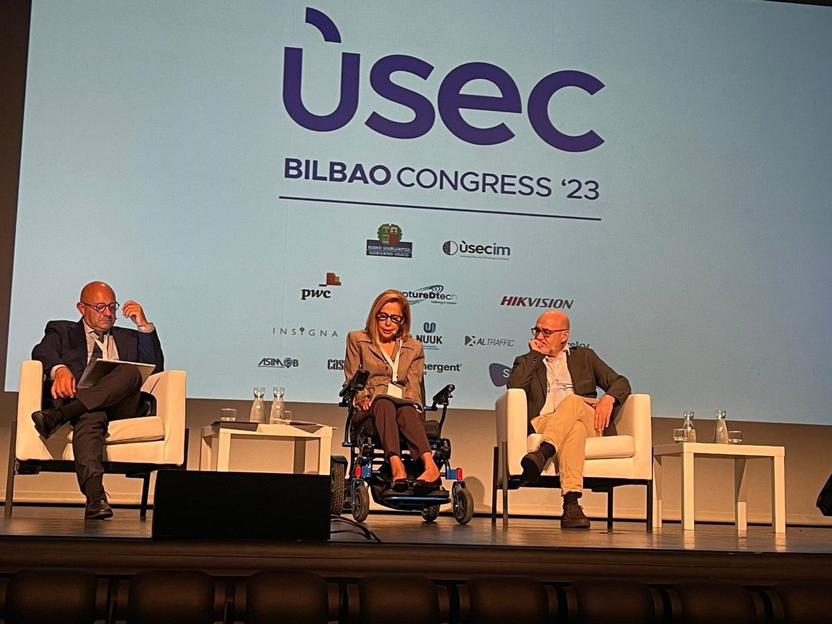 🟦 El director de l'#SCT <a href="/LamielRamon/">Ramon Lamiel Villaró</a> participa aquest migdia com a ponent en una taula rodona del #USEC Bilbao Congress 2023 sobre noves perspectives en polítiques de mobilitat. 

<a href="/CanalUsecim/">Canal de Noticias USECIM</a> <a href="/Gob_eus/">Eusko Jaurlaritza - Gobierno Vasco</a>
