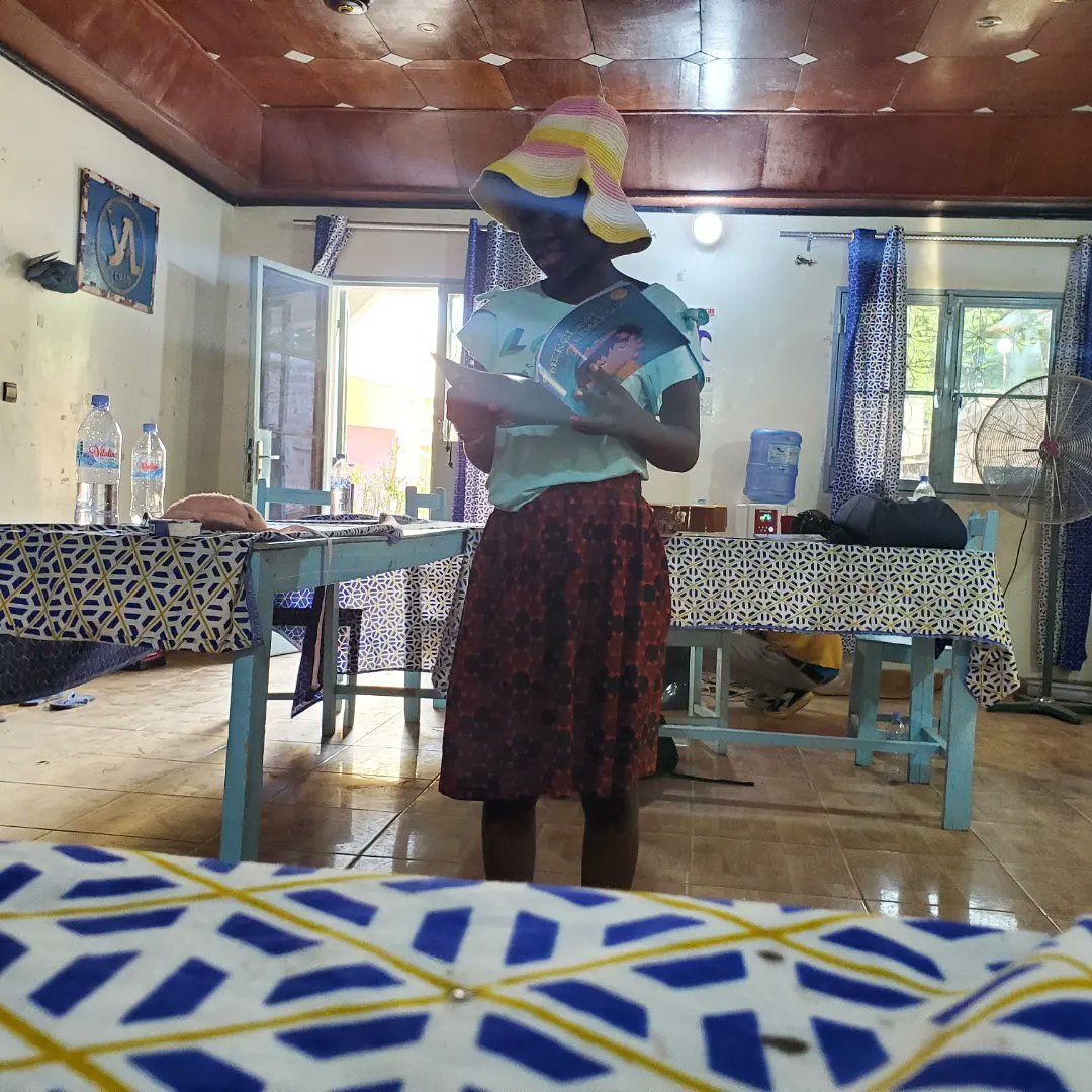 SayBaa_Off's tweet photo. Hier c'était mon atelier préféré ! J'aime tout particulièrement cette phase de gestion scénique ! Après des heures, des jours de travail sur un texte, à le corriger, le peaufiner, l'ajuster pour enfin pouvoir le servir pour la 1ère fois (en tout cas pour la plupart) à un public. https://t.co/KaHC1x4ntC