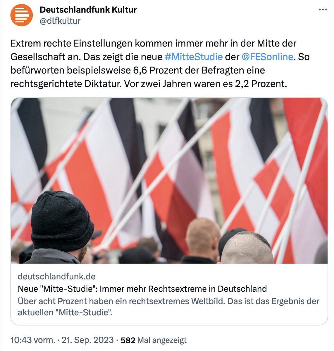 LeaFruehwirth's tweet image. Die neue #MitteStudie der @FESonline berichtet von einem starken Anstieg rechtsextremer Einstellungen, die „weiter in die Mitte gerückt“ seien.

Berichte dazu sind z. T. mit stereotypen Glatzköpfen und Fackelmärschen bebildert. Das ist ein Problem.🧵
fes.de/referat-demokr…