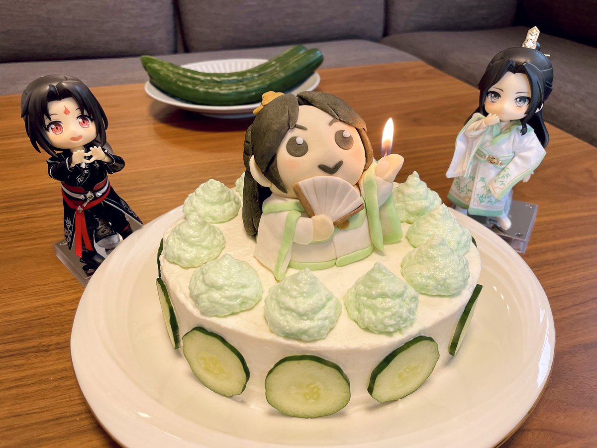 yuyafs's tweet photo. 師尊お誕生日おめでとうございます！！！
🥒ケーキを真似してみましたが、この弟子には難しく……
緑のクリームは分離し師尊はおまんじゅうのように😂
びんちゃんの技術と愛はすごい🫶

#沈清秋0921生日快乐　#svsss https://t.co/ItZhufklkG