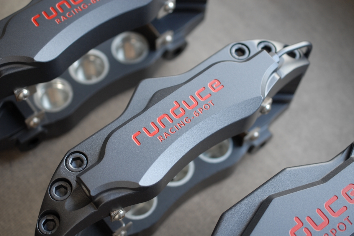 Takahata_P's tweet photo. RUNDUCEブレーキキャリパーに、日産ガングレーメタリック(KH2)の艶消し仕上げで塗装を施しました。凹んだ文字部はブレンボレッドの赤を採用しています。
#RUNDUCE #ブレーキキャリパー塗装 #PRO_Fit https://t.co/QNcdoKMQoN