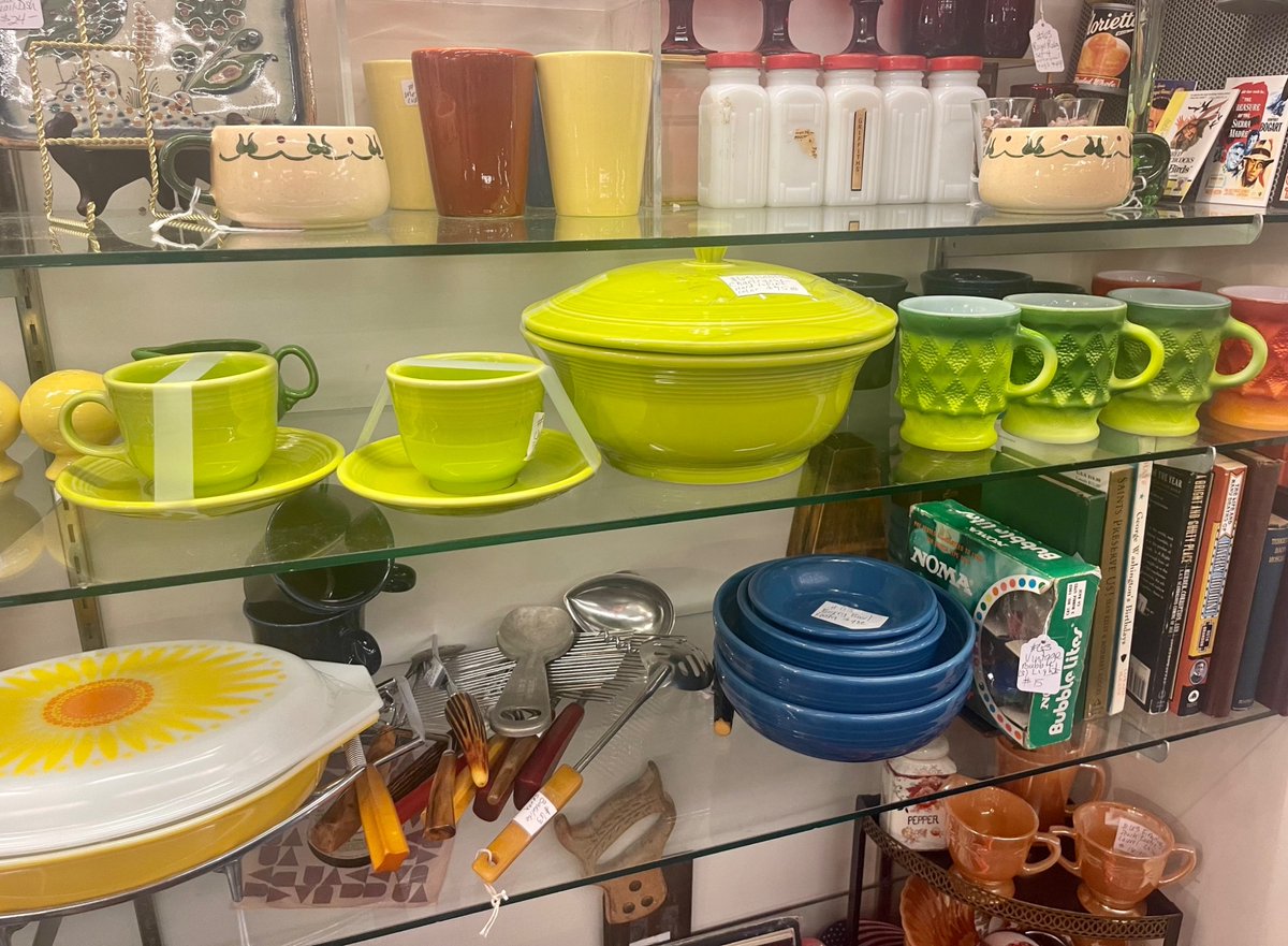 I spy something chartreuse thats really hard to find!
*case 63
Please call for purchase & availability
.
.
.
#AntiqueTrove #ScottsdaleAntiqueTrove #retro #vintage #antique #MidCenturyModern #AntiqueStore #MCM #VintageFiestaware