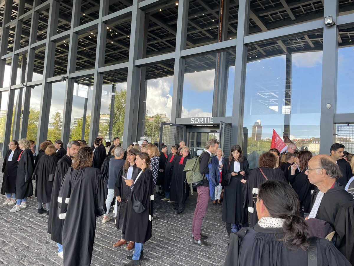 barreaunantes's tweet photo. Les avocats étaient présents en nombre ce midi en soutien aux greffiers devant le tribunal judiciaire de Nantes https://t.co/uAYxFRWXXz