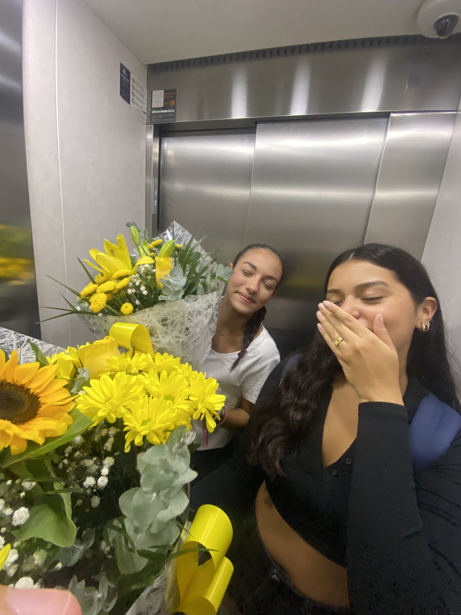 comprándole flores amarillas a mis dos
únicas amigas porque están más solas que yo 😜