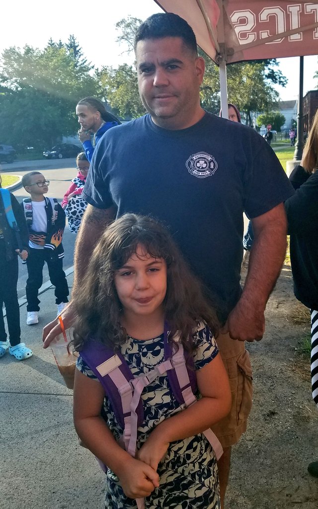 Appreciate ALL the dads and/or father figures who drove or walked their kiddos to school this morning ☀️ for the Dads & Donuts celebration at #WES. ☕🍩🤩 #NationalTakeYourChildToSchoolDay #WeAreVliet