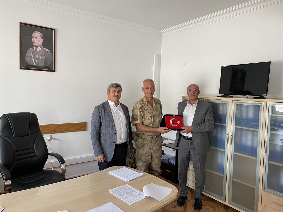 Bugün yeni atanan Karaağıl Karakol Komutanımızı ziyaret ettik. 
Karakol komutanımızın şahsında Ülkemizin güvenliği için gece gündüz demeden fedakarca çalışan Kahraman ordumuzun tüm  fertlerine teşekkür ediyoruz. 
Tüm Güvenlik güçlerimizin Allah yardımcısı olsun.