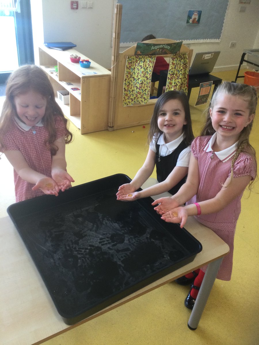 SchoolHillside1's tweet photo. Today in #P1THillside our writing focus was our hands. We played with honey to inspire us to draw sticky hands. 🍯 #foundationsofwriting https://t.co/G0ylOPqhn7