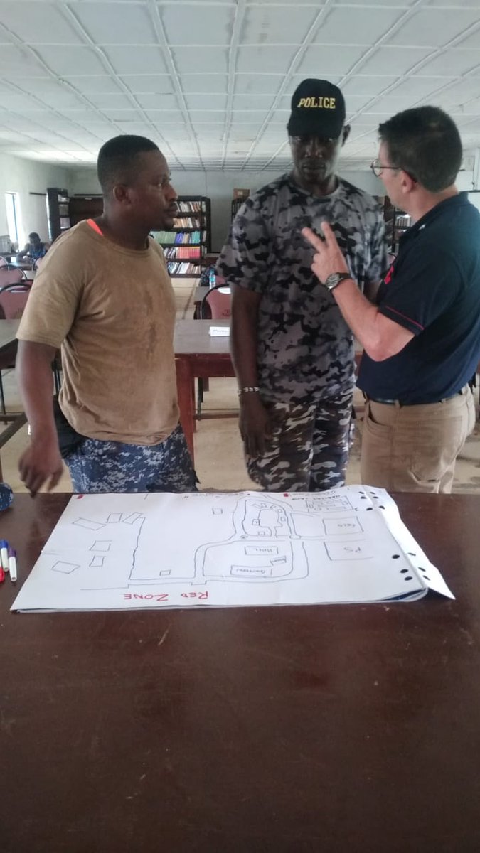 BPST_A's tweet image. In the photos... #Sierraleone 👮‍♂️👮‍♀️

Commanders planning a search operation during high visibility.  The Commanders can also be seen delivering the briefing for the high visibility patrol &amp;amp; search operation, while other officers on &quot;cordon&quot; duty protect the search area.

#UKCSSF