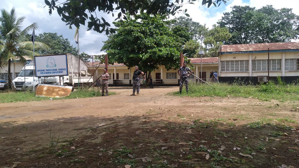 BPST_A's tweet image. In the photos... #Sierraleone 👮‍♂️👮‍♀️

Commanders planning a search operation during high visibility.  The Commanders can also be seen delivering the briefing for the high visibility patrol &amp;amp; search operation, while other officers on &quot;cordon&quot; duty protect the search area.

#UKCSSF