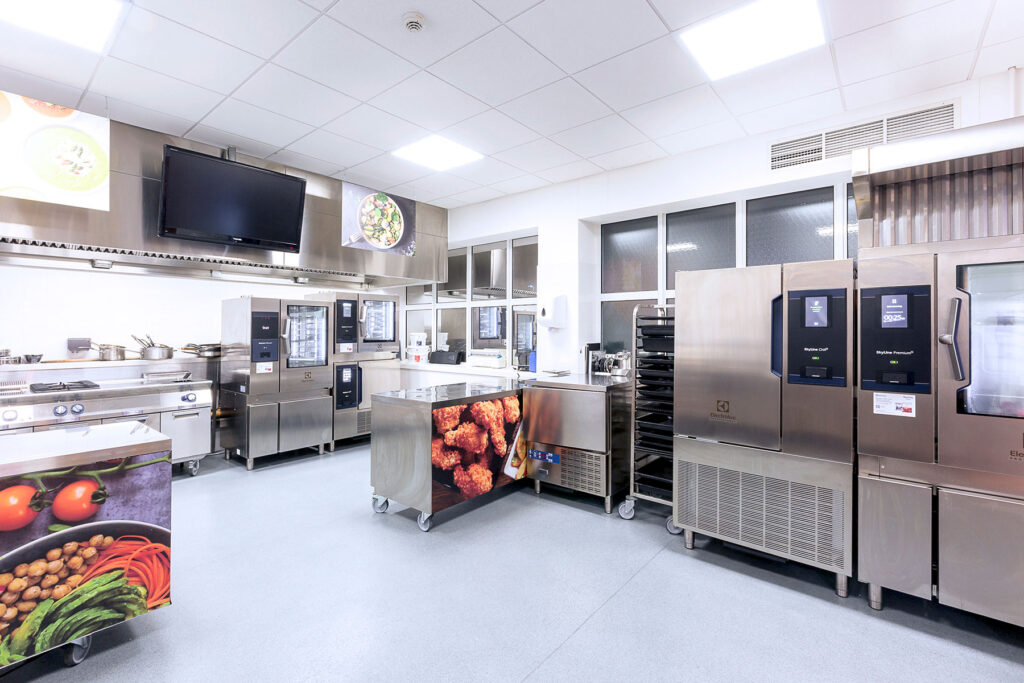 📩 Our guest blog contributor is from Lauren Hunter, Commercial Director at @Loopcycle_ . How commercial kitchens can become more sustainable whilst also giving the business an economical and morale boost... 👏netzeronow.org/post/the-susta…