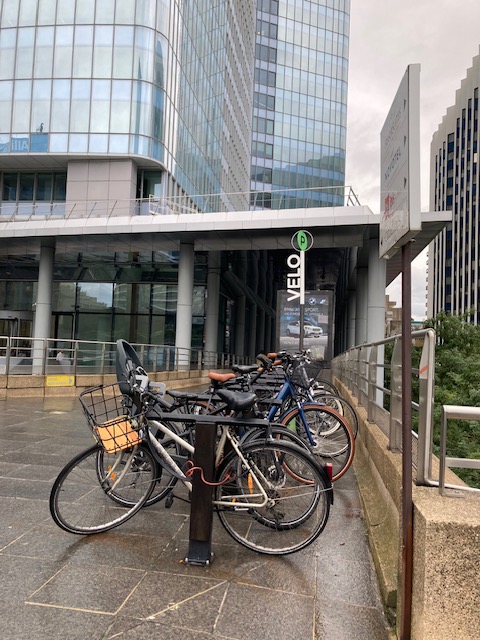 CourbevoieMdb's tweet photo. Qui a dit que les #cyclistes disparaissaient dès qu'il se mettait à 🌧️🌧️ ?
Au pied de la #TourFirst, ce matin...
@ParisLaDefense @VeloPOLD @biketoworkinfo https://t.co/msc46beaec