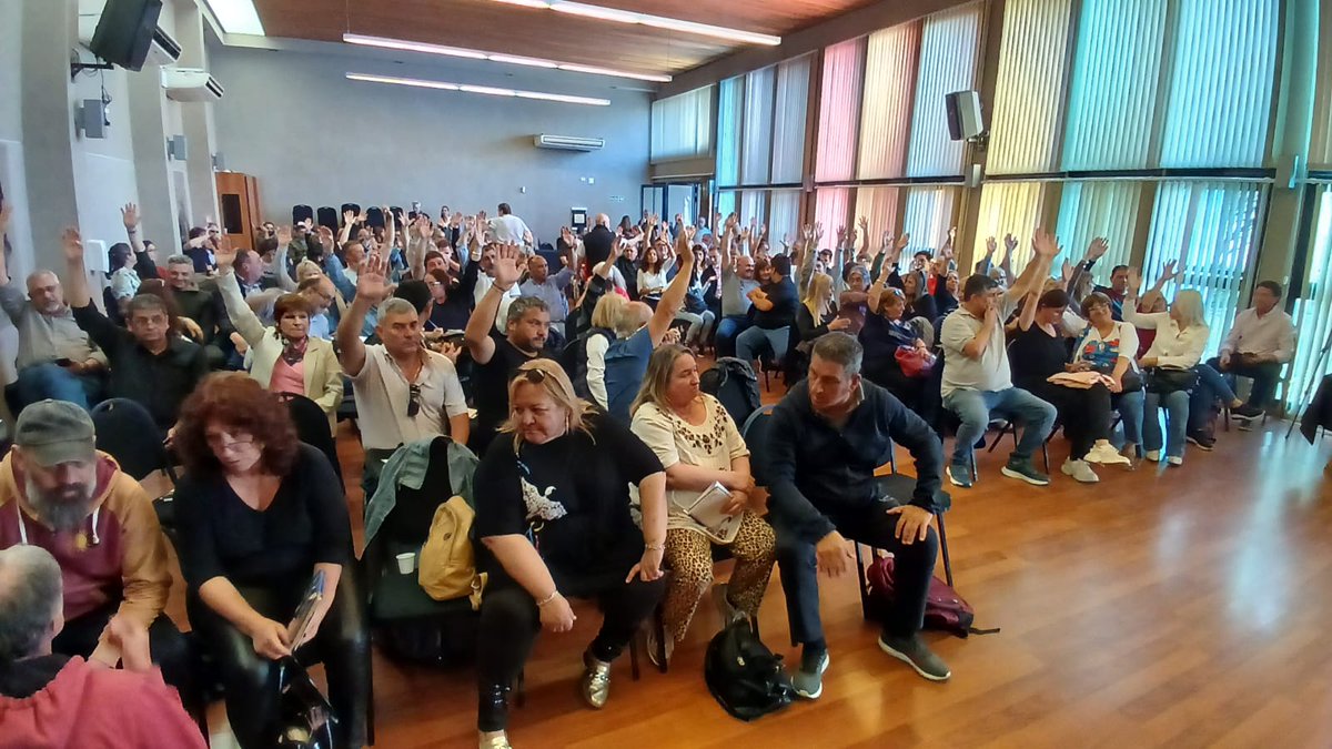 UEPC_oficial's tweet photo. #Ahora #UEPC  La Asamblea Provincial de Delegadas y Delegados Departamentales aprobó la propuesta salarial presentada por el @gobdecordoba y exigió una compensación por la demora en el cobro del aumento correspondiente a agosto. Continúa el debate. https://t.co/sLwUKVe6CS