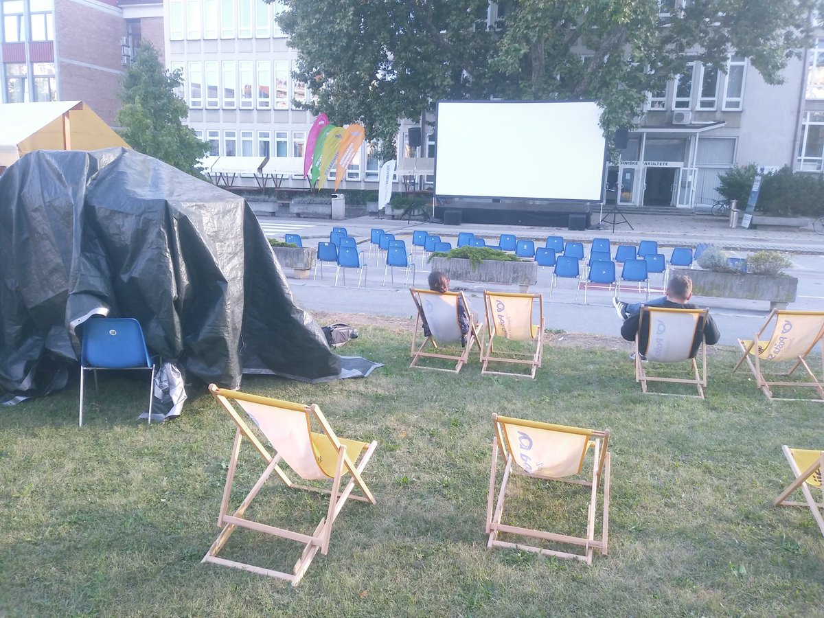 Danes v mestu na Smetanovi bike-in mobilni kino 🚲
19.30 Kiti, varuhi planeta
21.15 Obzornik 63 - Vlak senc
Pridite z biciklom, peš ali busom. Vstopnine ni.
#ETM #MobilniUdarnik