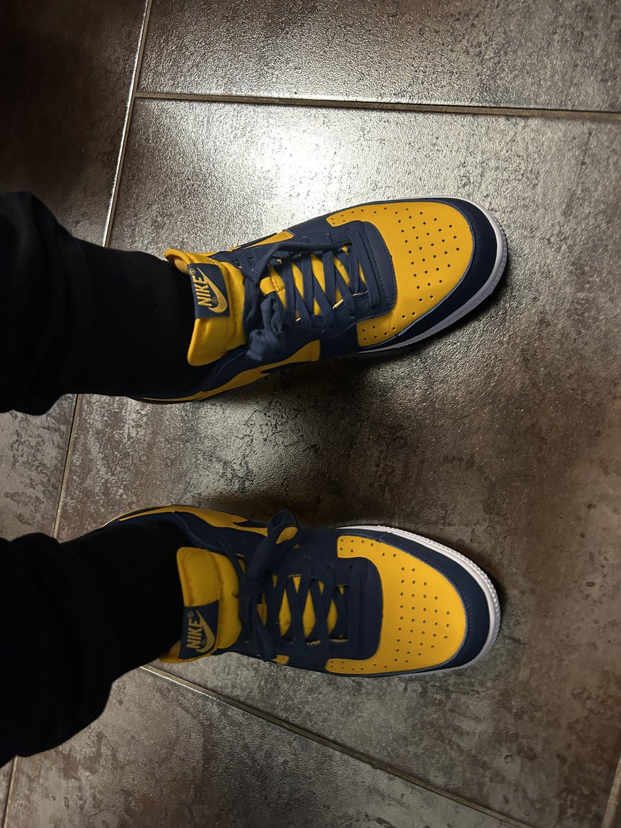 Lauxkeepclean's tweet photo. La mode est au jaune . Merci @Nike @nikesb @NikeNYC #Terminator #yellow #nike https://t.co/YmZ8hw625D
