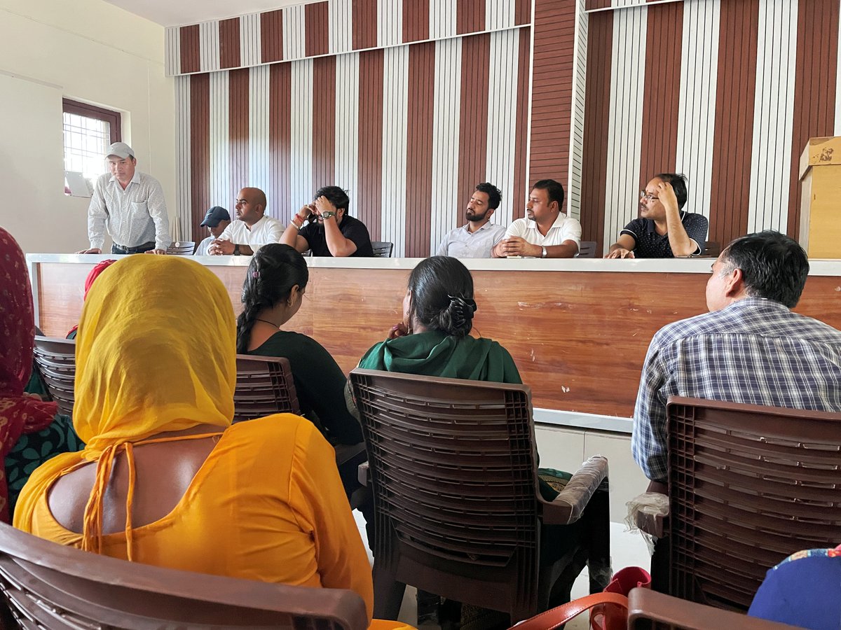 Narsan_RDUK's tweet photo. On 18/09/23, The #UPL team is sharing information with the women of NariShakti & Prerna #CLF of Narsan block for the #establishment of #Unimart Meeting regarding Stable Agro - Product Franchise in Block Narsan.
#KM
@REAPUttarakhand
@REAPHaridwar
@CDOHaridwar
@Kn__Tiwari https://t.co/XFsSXnAJWs