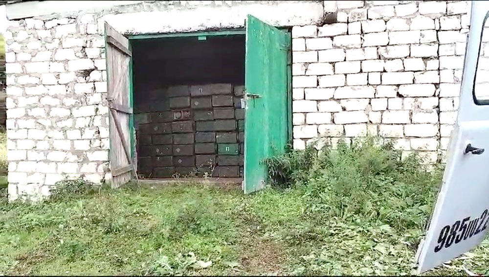 ikisahilnews's tweet photo. ‼️ #Kəlbəcər rayonunun #Qozlukörpü yaşayış məntəqəsi ərazisində #sursat anbarı aşkar olunub.
📌 Burada #raket, artilleriya mərmiləri, minalar və müxtəlif çaplı #döyüş sursatları mövcud olub. https://t.co/7VclRQZ0k4