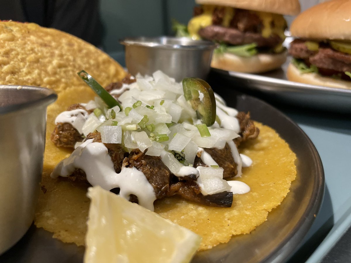 NirvanaEmperorX's tweet image. 牙～～～～
又是個漢堡🍔
我真的很愛漢堡
也許是因為大口大口的
能一口吃進所有味道
我很愛那種很多增次味道的食物
譬如說泰式料理 印度料理
譬如說豐富的女生 很有故事的人
譬如說很多經驗的前輩 很多想法點子的
但約會禁忌吃漢堡 因為吃相很醜😂
#Colorful  #multilayered