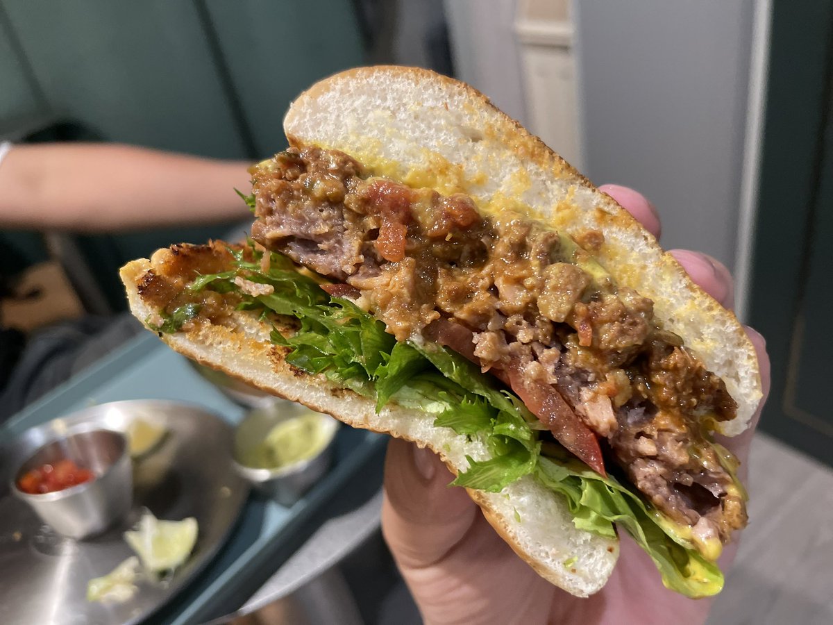 NirvanaEmperorX's tweet image. 牙～～～～
又是個漢堡🍔
我真的很愛漢堡
也許是因為大口大口的
能一口吃進所有味道
我很愛那種很多增次味道的食物
譬如說泰式料理 印度料理
譬如說豐富的女生 很有故事的人
譬如說很多經驗的前輩 很多想法點子的
但約會禁忌吃漢堡 因為吃相很醜😂
#Colorful  #multilayered