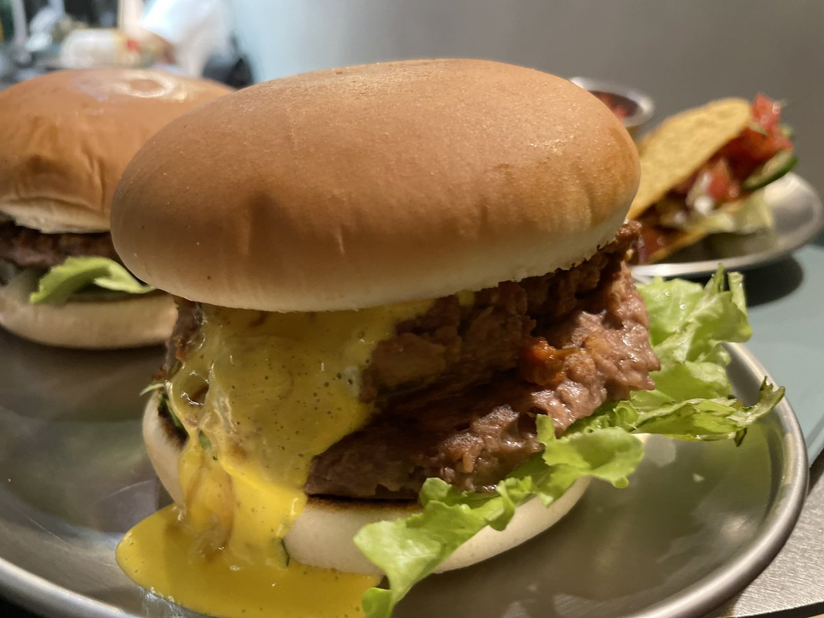 NirvanaEmperorX's tweet image. 牙～～～～
又是個漢堡🍔
我真的很愛漢堡
也許是因為大口大口的
能一口吃進所有味道
我很愛那種很多增次味道的食物
譬如說泰式料理 印度料理
譬如說豐富的女生 很有故事的人
譬如說很多經驗的前輩 很多想法點子的
但約會禁忌吃漢堡 因為吃相很醜😂
#Colorful  #multilayered