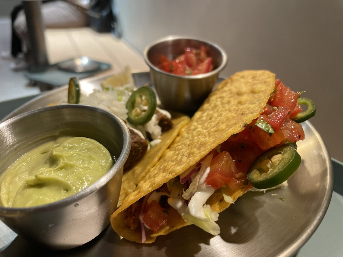 NirvanaEmperorX's tweet image. 牙～～～～
又是個漢堡🍔
我真的很愛漢堡
也許是因為大口大口的
能一口吃進所有味道
我很愛那種很多增次味道的食物
譬如說泰式料理 印度料理
譬如說豐富的女生 很有故事的人
譬如說很多經驗的前輩 很多想法點子的
但約會禁忌吃漢堡 因為吃相很醜😂
#Colorful  #multilayered