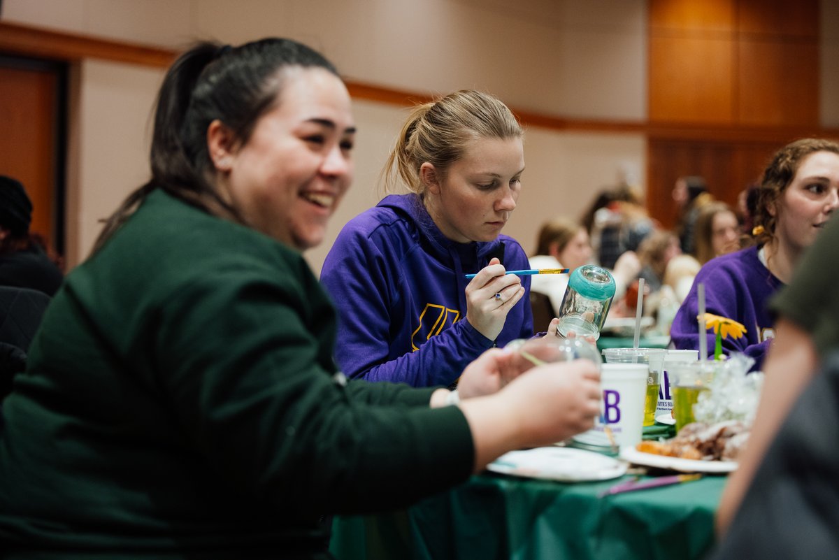 UNI_CAB's tweet photo. CRAFT NIGHT TONIGHT!!🎨🖌️ Join us in the Maucker Union Ballrooms at 6 p.m. to paint a record! 

Register for thus event and other CAB events with the link in our bio! https://t.co/4wBJncEd0W