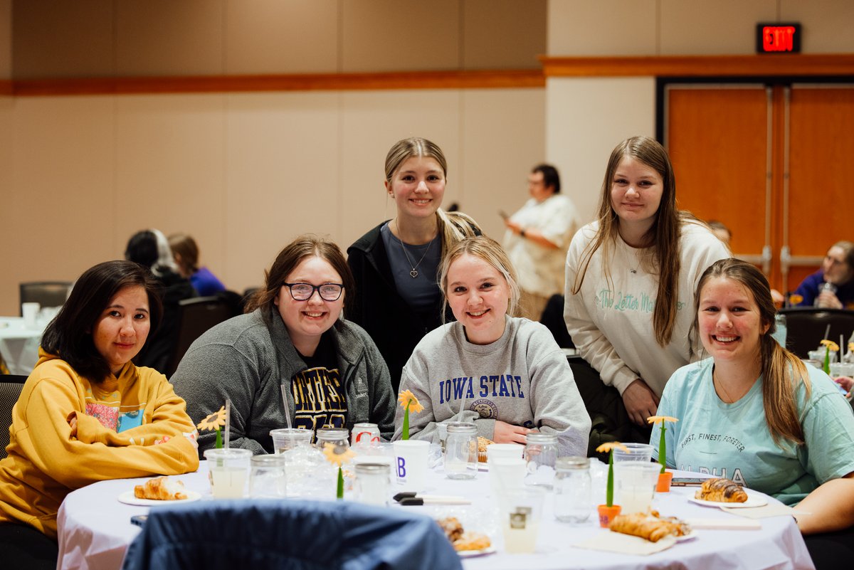 CRAFT NIGHT TONIGHT!!🎨🖌️ Join us in the Maucker Union Ballrooms at 6 p.m. to paint a record! 

Register for thus event and other CAB events with the link in our bio!
