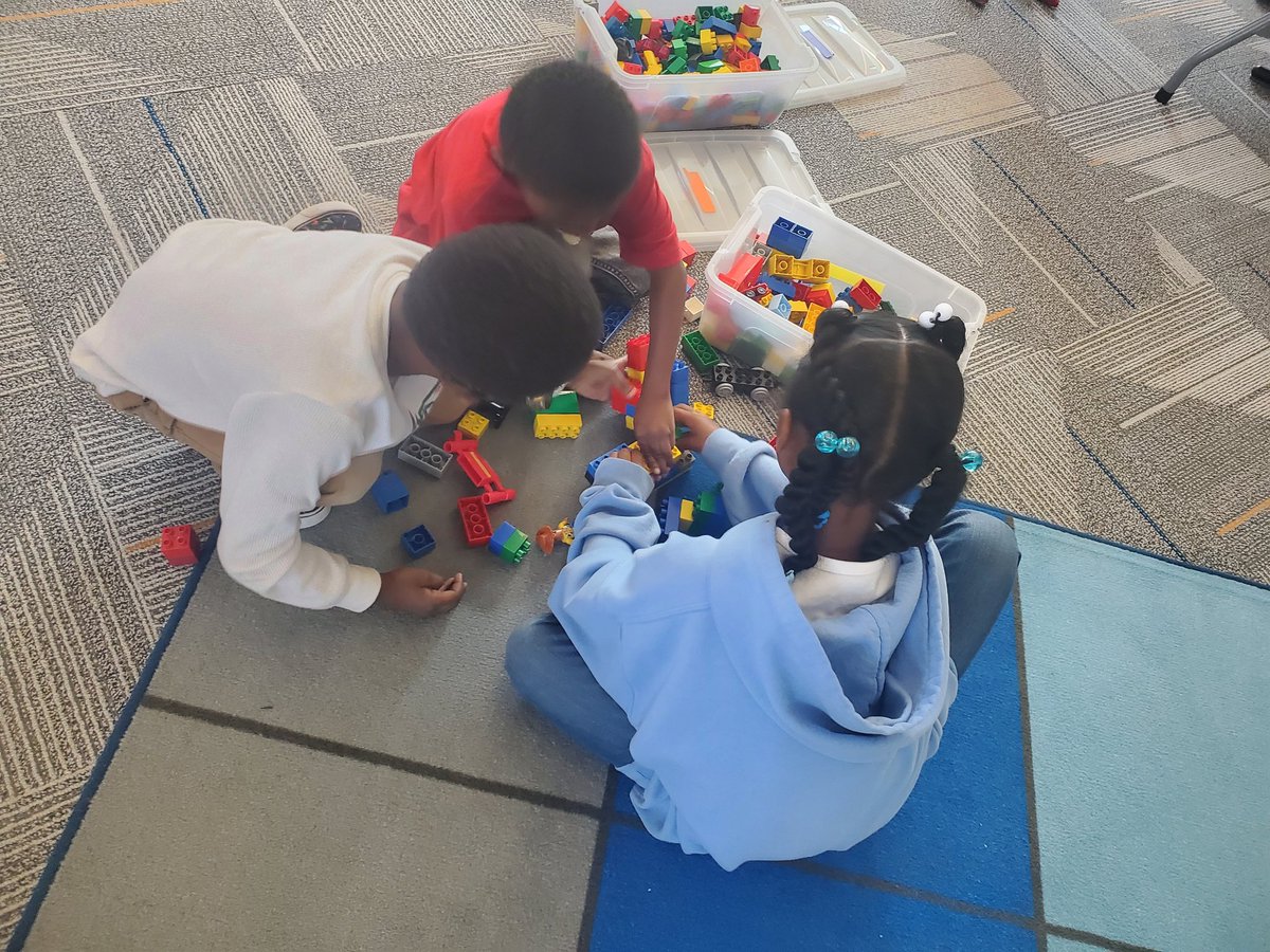 MsDMickens's tweet photo. 1st graders became architects and built houses using different materials
#dreambig https://t.co/6E78PuWYCj
