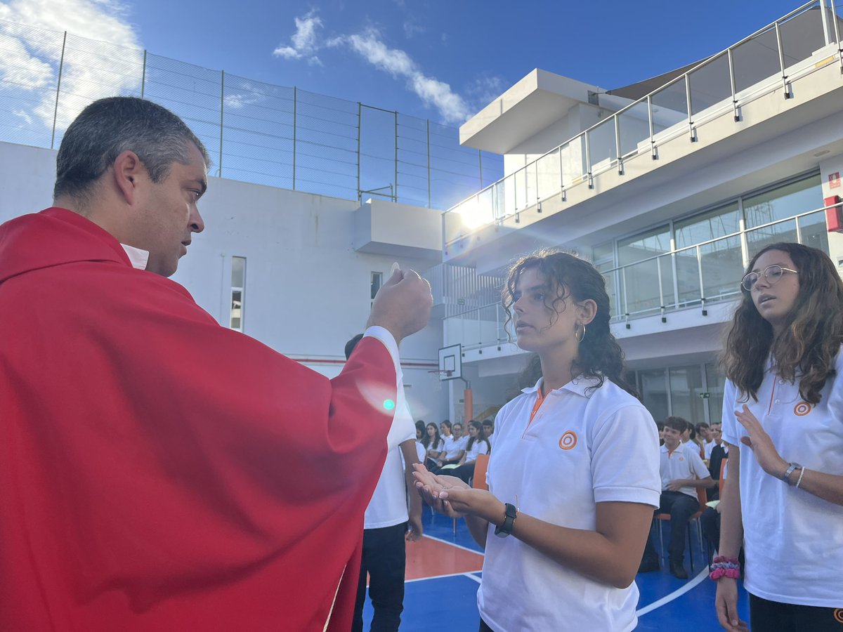 Celebramos la Eucaristía para poner este inicio de curso en manos de Dios. ¡Que este año sigamos educando en el 🧡del mundo! Con #OptimismoUrgente para transformar la realidad. #Nazaret #150años #EnElCorazónDelMundo #CelebramosLoNuestro #AsíEsNazaret