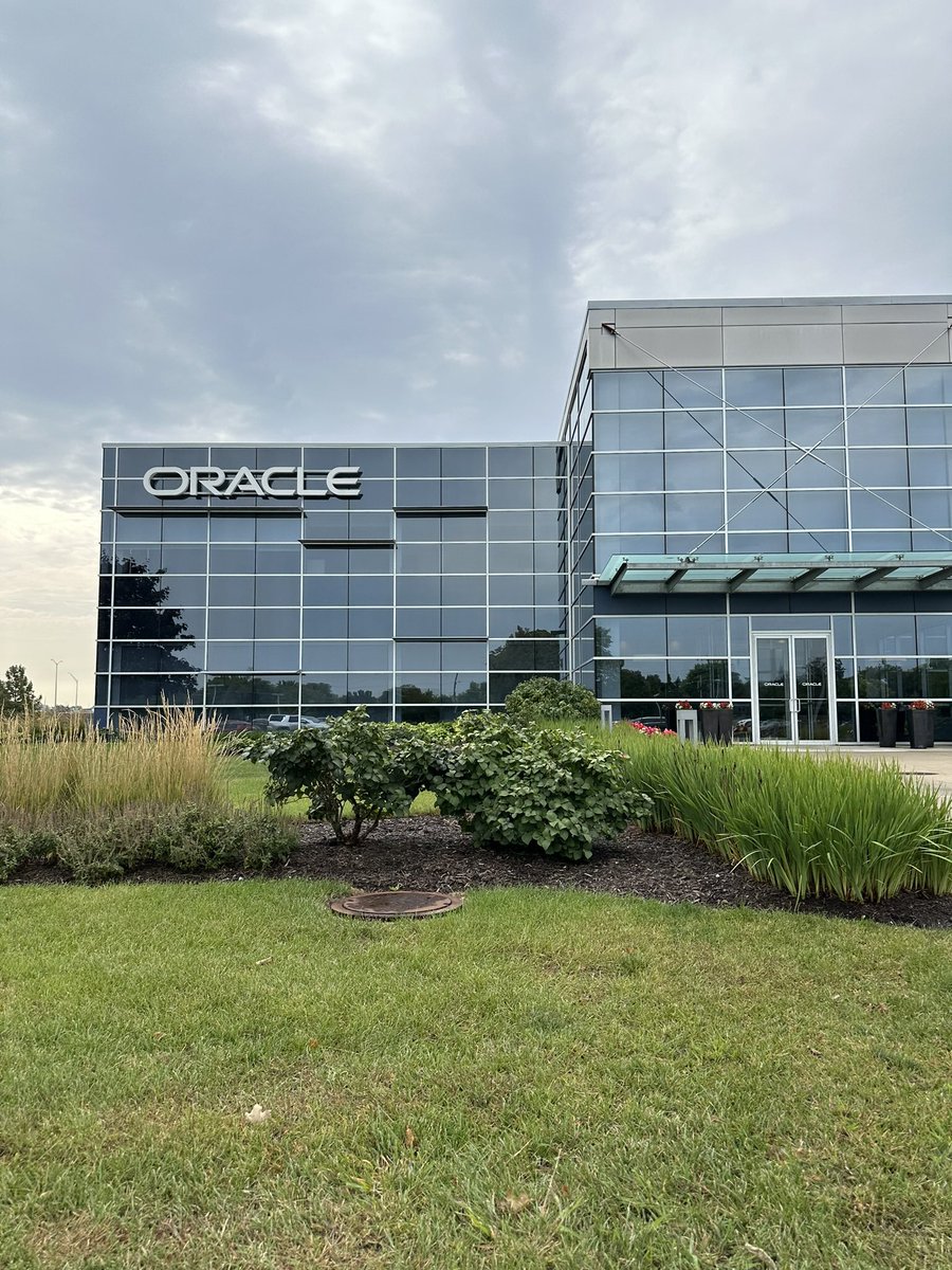 ProxyPics's tweet image. Had the privilege to step into the future at the Oracle Industry Lab yesterday. This unique facility is a melting pot of innovation, community, tech partners, and the Oracle portfolio to tackle complex business challenges.

#proxypics #OracleIndustryLab #Innovation
