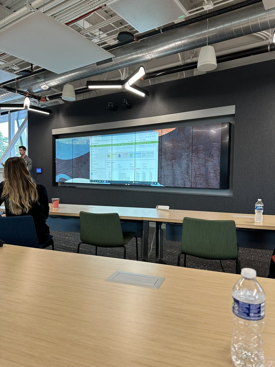 ProxyPics's tweet image. Had the privilege to step into the future at the Oracle Industry Lab yesterday. This unique facility is a melting pot of innovation, community, tech partners, and the Oracle portfolio to tackle complex business challenges.

#proxypics #OracleIndustryLab #Innovation
