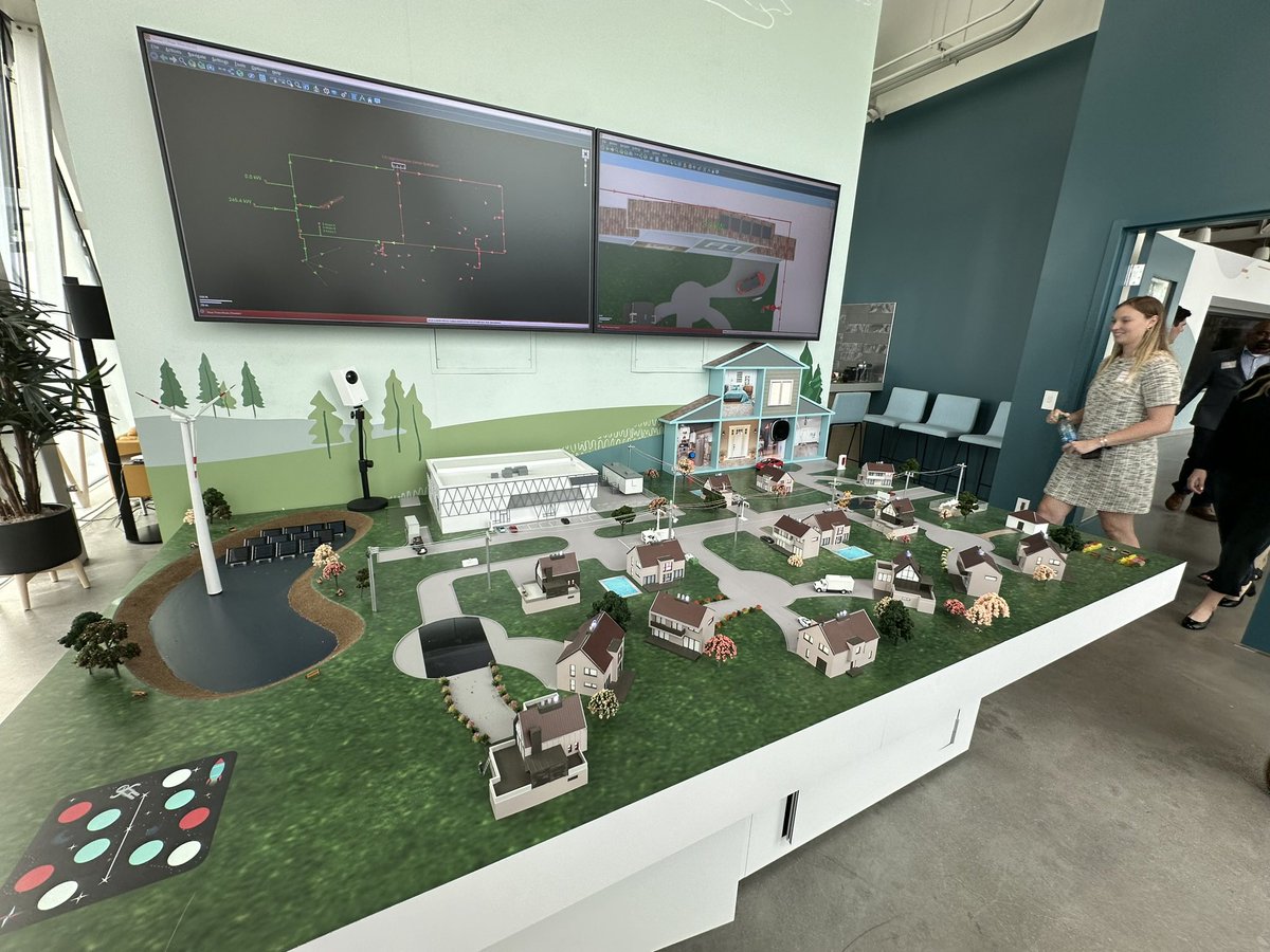 ProxyPics's tweet image. Had the privilege to step into the future at the Oracle Industry Lab yesterday. This unique facility is a melting pot of innovation, community, tech partners, and the Oracle portfolio to tackle complex business challenges.

#proxypics #OracleIndustryLab #Innovation