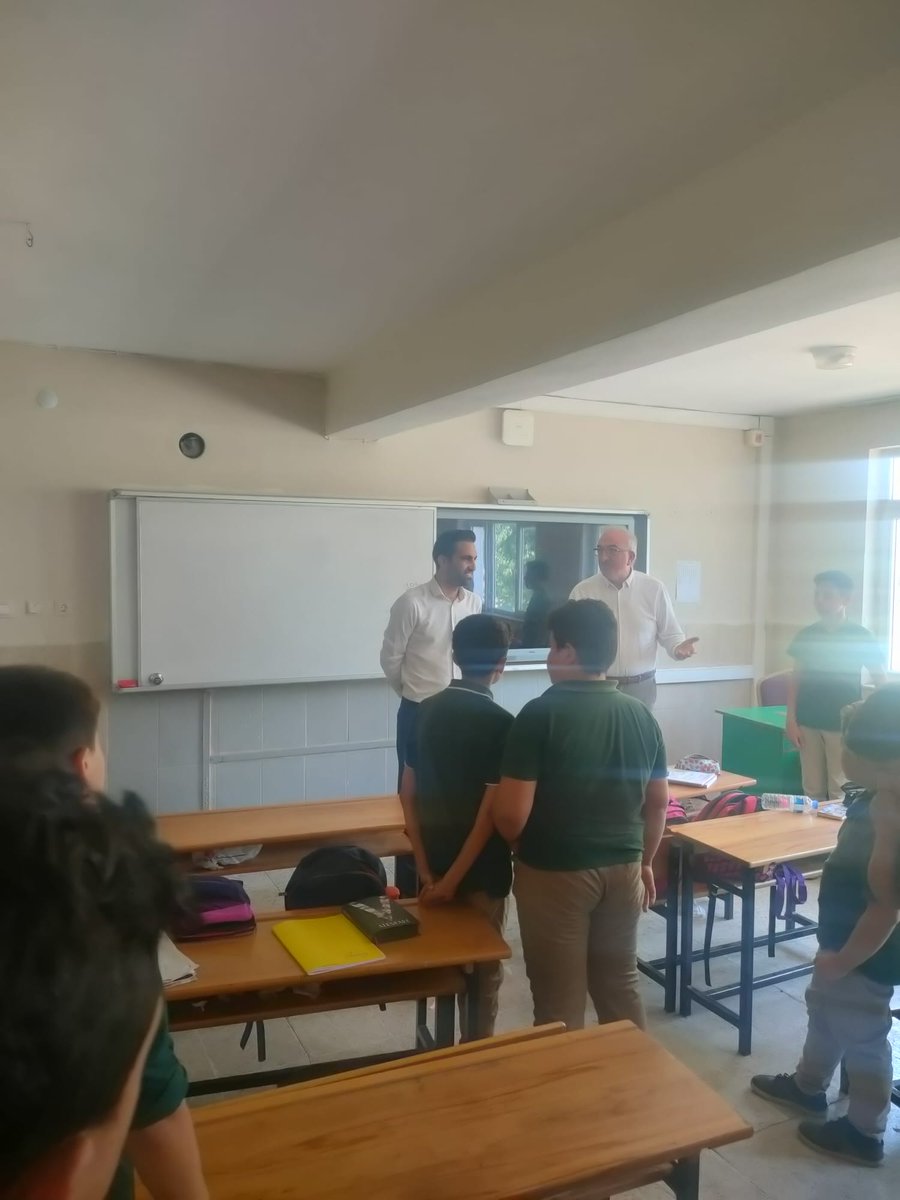 AkdenizilceMem's tweet photo. Müdürümüz Sayın @AdemSimsek33 İlçemiz Celile Öner Ortaokulunu  ziyaret etti, öğretmen ve öğrencilerimizle bir araya geldi. 
@tcmeb @Yusuf__Tekin @ahpehlivan53 @AdemKoca46 @MersinMEM https://t.co/P19qSTYF9i