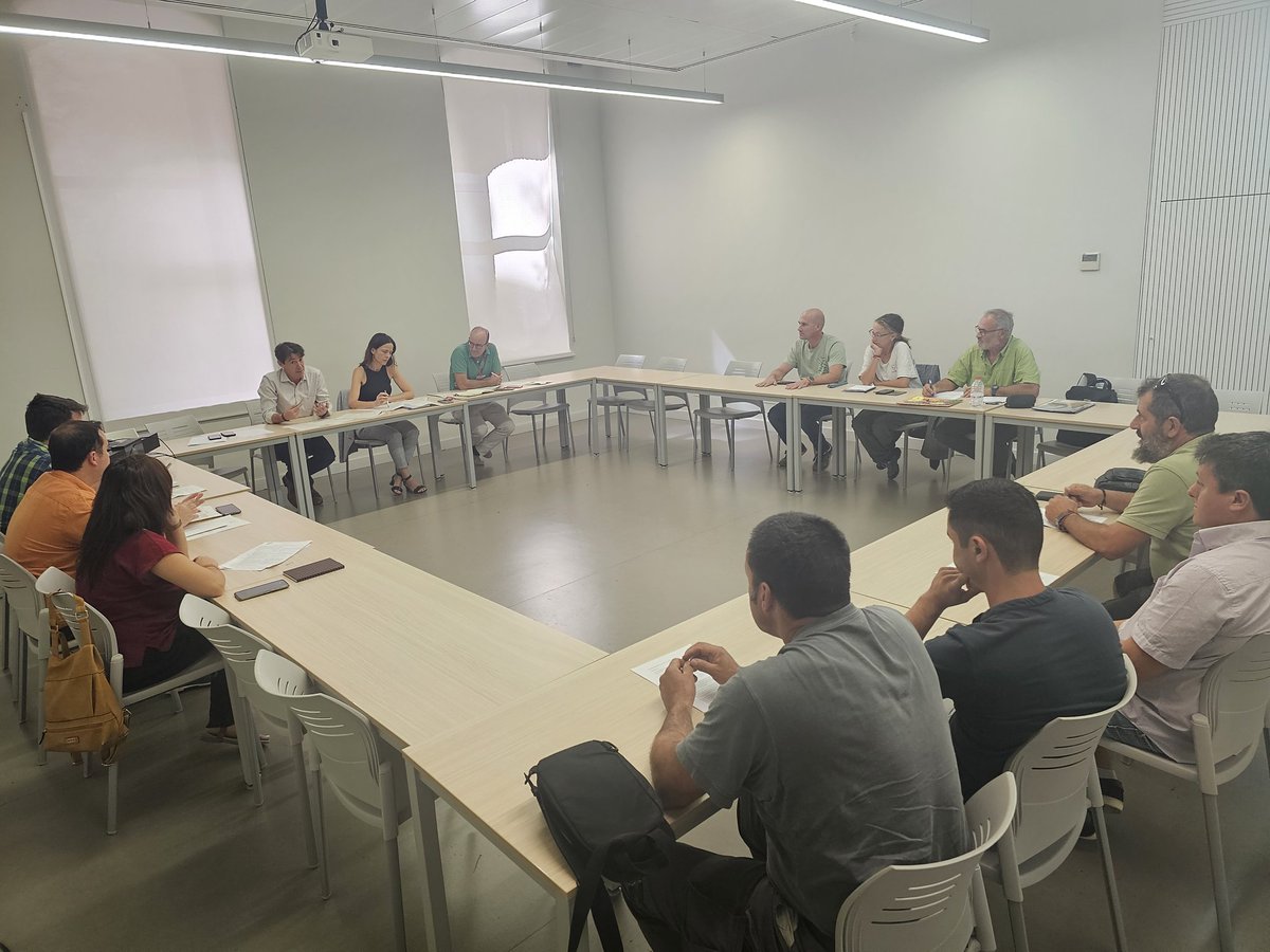 GVAagricultura's tweet photo. 🐝  @GVAagricultura se reúne con representantes del sector apícola para revisar la intervención "Compromisos agroambientales en superficies agrarias: apicultura para la biodiversidad"
*DG PAC, @Chimo_gomez https://t.co/wvesPi5dsy