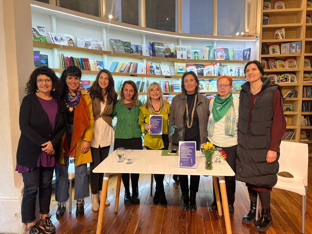 Felicitaciones a nuestras compañeras, Alejandra Tolosa y Cristina Zurutuza, por sus aportes a este libro que se presentó ayer. Por más feminismo siempre!