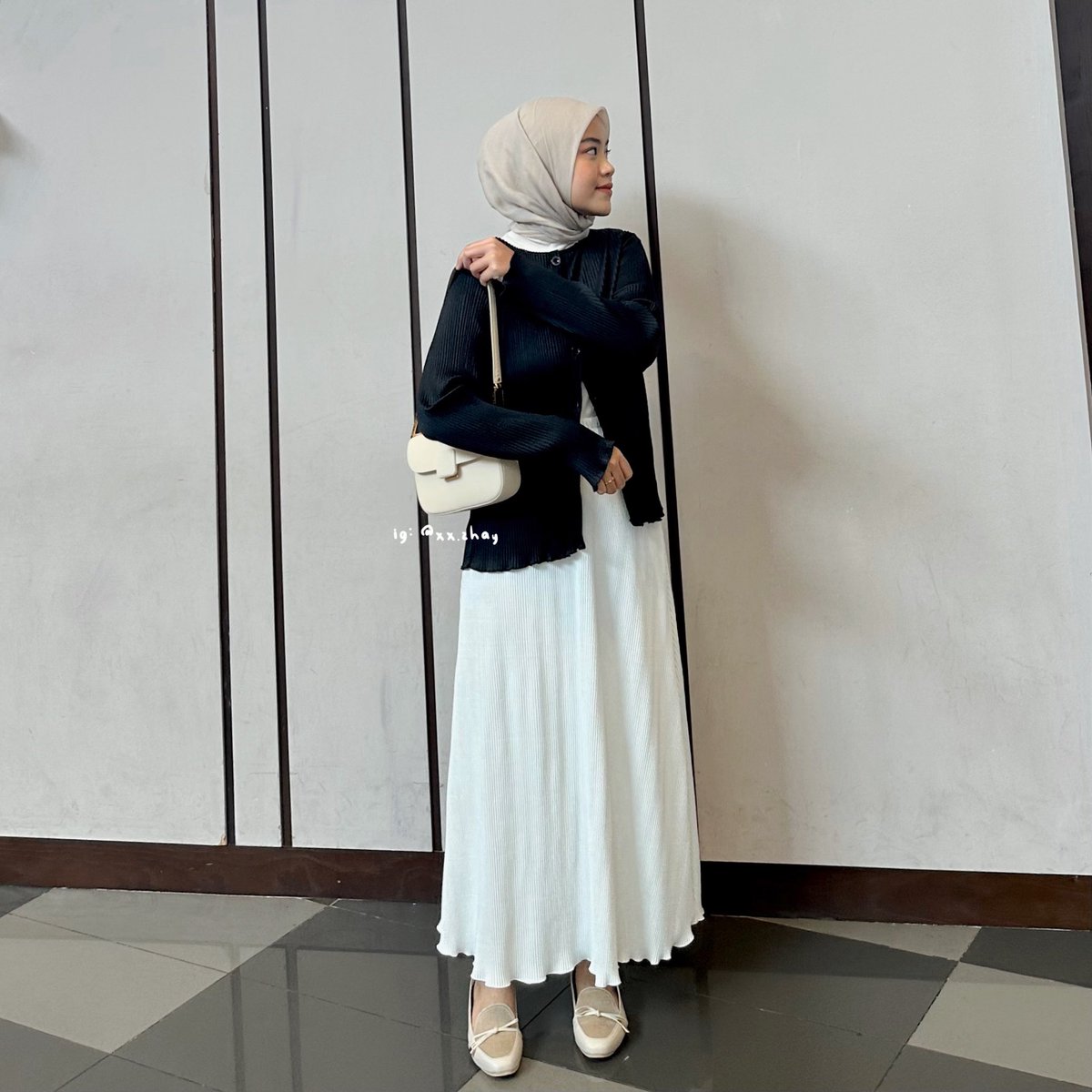 📎cardi: shope.ee/AK8Z0731j5 cuma 50rb bagus banget bikin dan ga ngetat! plits nya rapih dan kecil kecil
📎bag: charles &amp; keith
📎rok: shope.ee/8KLB3nmEp0 cuma 50ribuan, bagus banget! ga ngetat jadi aga a line gitu. plisketnya kecil 
📎shoes: shope.ee/2q2YE28Js1