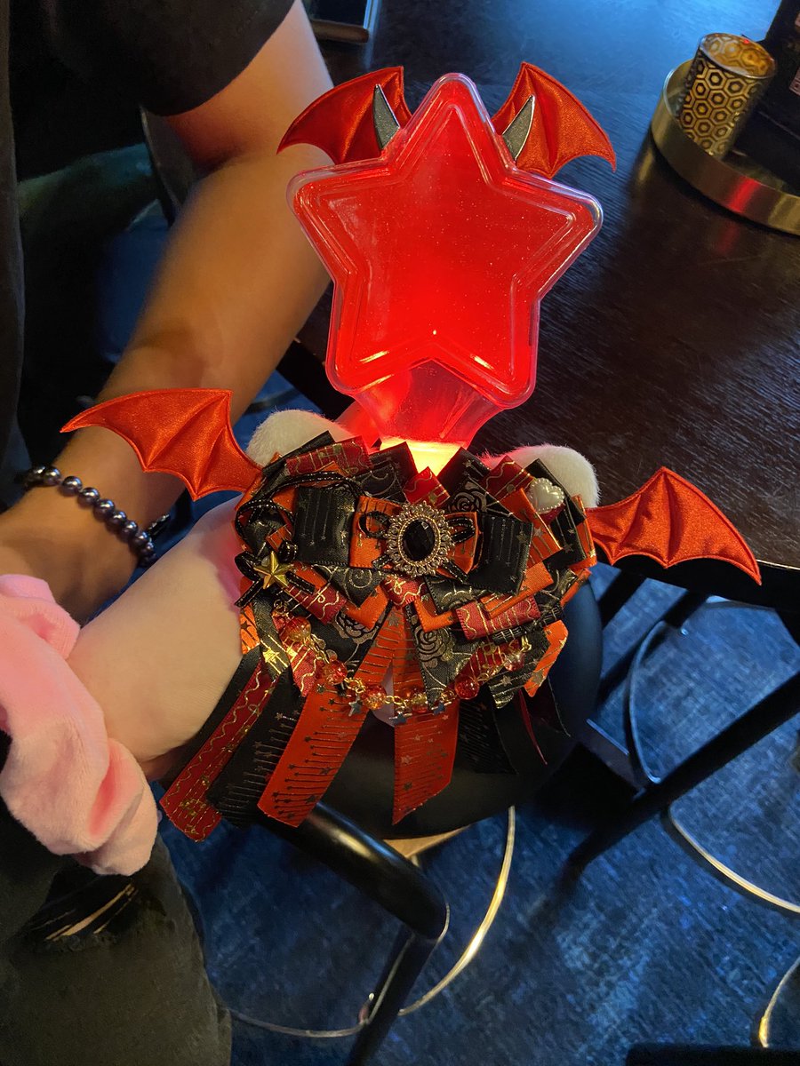 Venusdoomslayer's tweet photo. I literally loved  babymetal so much during the show i gave them my light stick i literally wanna cry it was so much better than i could have imagined.  @BABYMETAL_JAPAN https://t.co/E89YgCEmIh