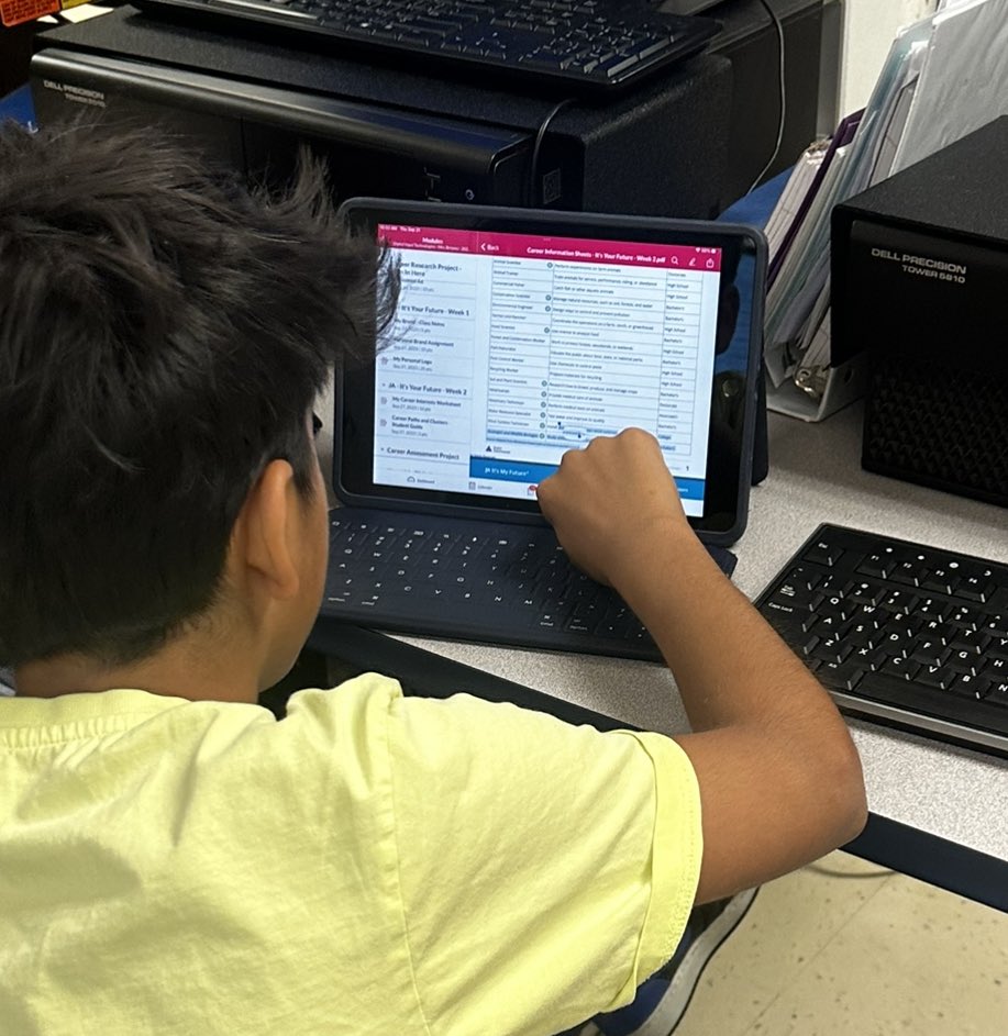 BusEdFun4U's tweet image. The WMS Business Education students worked with Mr Piper from Junior Achievement today, where they learned about personal brands and career clusters. The students began to create their own personal logos and research careers. @BoykinBryan #WnEverything