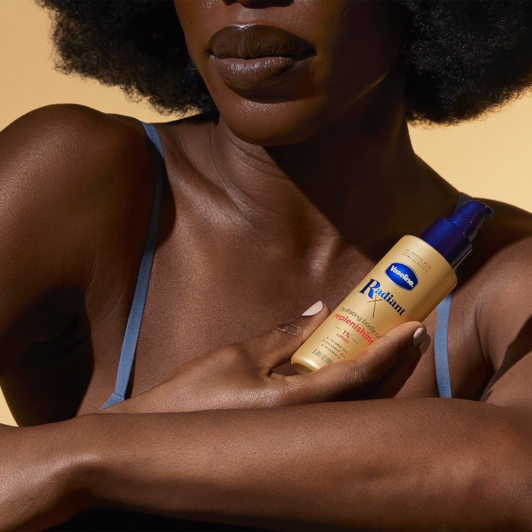 Glow from head to toe ✨ Our new Vaseline Radiant X Replenishing Hydrating Body Oil is enriched with 1% lipids to soften and revive dull skin for a gorgeous, natural glow 🤩 ​ ​ #Vaseline #GlowingSkin #RadiantSkin #BodyCare #BodyOil