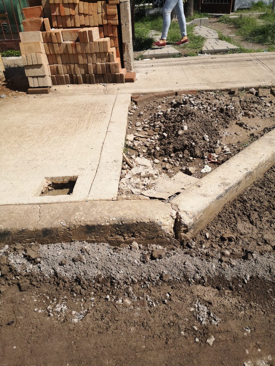 DomRichm's tweet photo. @eduardorivera01 @canadevi_puebla @ARQARGO @felipevg_22 @SGyDU_Puebla @ricardograumx @CasasRuba Buenos días! Reportamos la rehabilitación de la #95Pte entre Blvd Carmelitas y #UEMAC a quien corresponda!
@eduardorivera01
@InfraPue  @PueblaAyto
y siguen saliendo el mal trabajo no solo la Pavimentación, banquetas 
@Colono_Alerta
@ConyCespedes
@agusVT812  @RupiReportero_
📷 https://t.co/evioiBZm1h