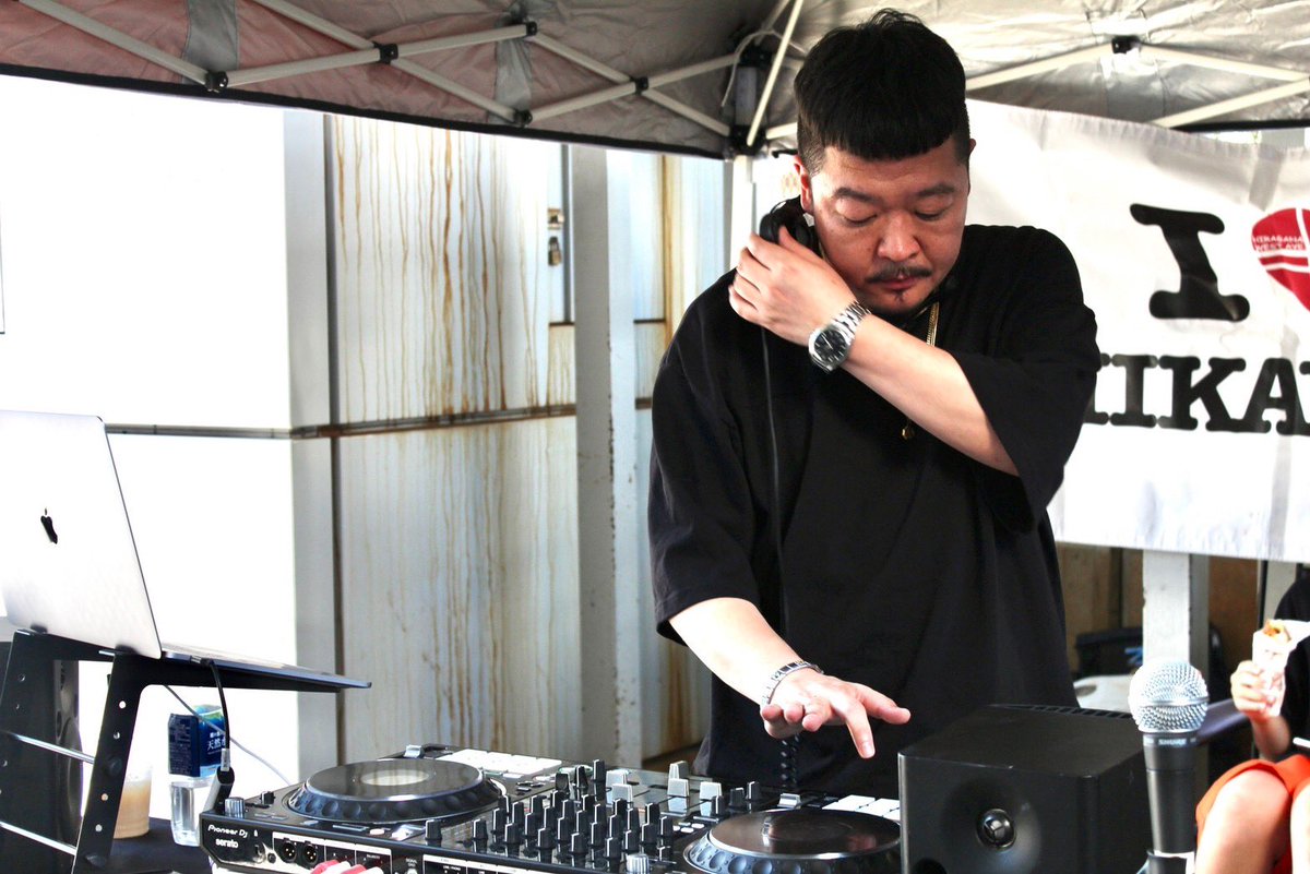 DJCAN1980's tweet photo. A DAY
 (AMERICANHOLIC DAY) 後記

9/18 mon. daytime

A DAY
 (AMERICANHOLIC DAY)
@ ISHIKAWACHO ひらがな商店街石川町 

暑い中おつさまでした〜

ペイス！

#AMERICANHOLICDAY #ADAY 
#DJSHUN #DJYUTA 
#DJJUNSEI #DJCAN 
#石川町 #ISHIKAWACHO 
#ひらがな商店街 https://t.co/cNhfz9V1fY