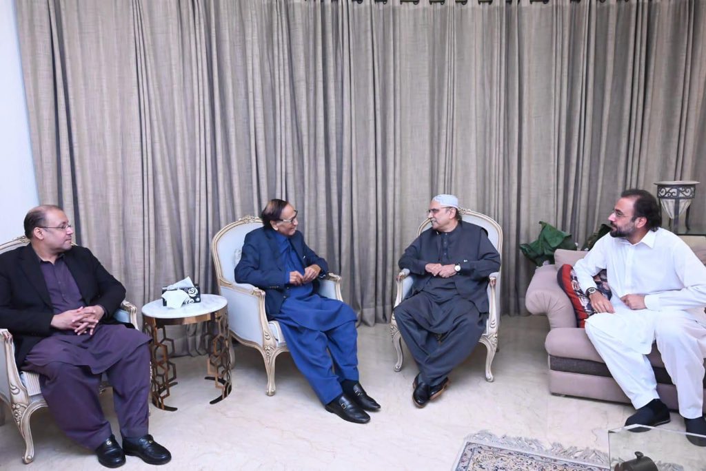 MediaCellPPP's tweet photo. لاہور: پاکستان پیپلزپارٹی پارلیمنٹرینز کے صدر آصف علی زرداری کی مسلم لیگ ق کے سربراہ چوہدری شجاعت حسین کی رہائش گاہ آمد

لاہور: سابق صدر مملکت آصف علی زرداری نے سابق وزیراعظم چوہدری شجاعت حسین کی صحت سے متعلق خیریت دریافت کی

لاہور: صدر آصف علی زرداری اور چوہدری شجاعت حسین کے درمیان ملکی سیاسی صورت حال پر بھی تبادلہ خیال

لاہور: صدر زرداری اور چوہدری شجاعت حسین کے درمیان ملاقات کے موقع پر چوہدری سالک حسین اور چوہدری شافع حسین بھی موجود
@AAliZardari