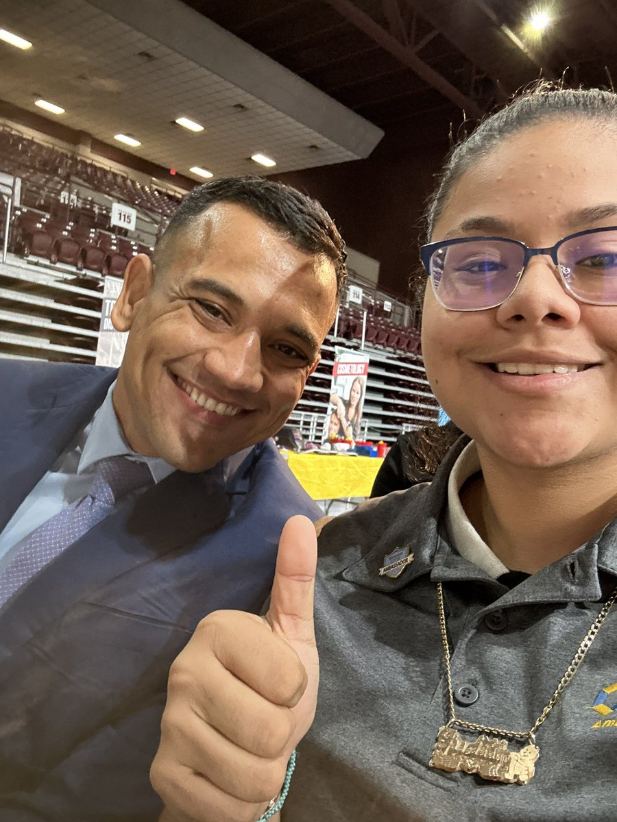 BlansonCTEHS's tweet photo. Una foto con el Dr. Zelaya…❤️@jh2202251 

#OwnIt #BlansonBold #BlansonGold #BlansonReady  #BlansonProud  #MyAldine #MiAldine  
@AldineISD @AldineCTE @BenIbarraCTE @DrCrystalWatson @BlansonCTE_LMC
@jmvandonsel  #HOPESummit @RomaGuerra2 https://t.co/smuckw7EUC