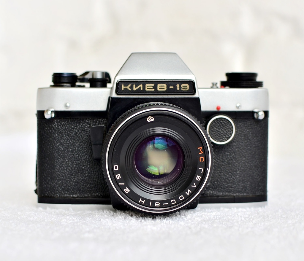 expert8182's tweet photo. Kiev 19 + Helios 81 H f2/50 from 1985-1990. Not common.
https://t.co/YjhotRDJ6n
#SLR
#camera
#photography
#collectingcameras
#kiev
#ukraine
#ussr
#helios
#filmcamera
#vintagecamera
#istillshootfilm
#35mmfilm
#filmisnotdead
#catawiki
#catawikicameras
#singlelensreflex https://t.co/b0g36ufOyR