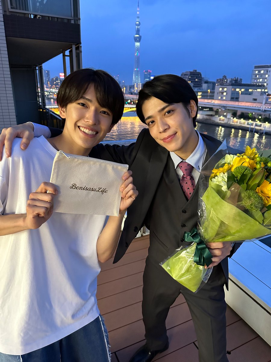 shindora_ntv's tweet photo. ◤ 💄#紅さすライフ
　　9/25(月)25:09～◢

⋱オフショット📸⋰

ある日の撮影終わり🎥

一馬(#松島聡)から
ポーチをプレゼントされ
大喜びの光(#深田竜生)✨

雅人(#大西流星)からは
ドラマタイトルにちなんで
リップの贈り物も…😳💄

温かいお心遣いに感謝です🙇‍♂️

⬇️TVer
https://t.co/15YESoYIDi https://t.co/OBkIsrUmaA