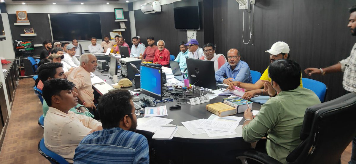 SingrauliSwachh's tweet photo. स्वच्छता ही सेवा पखवाडा :सफाई मित्रों के लिए सुरक्षा शिविर हेतु उपायुक्त महोदय द्वारा तैयारियों कि समीक्षा  |   
#YouthVsGarbage #SwachhSurvekshan2024Singrauli
@MoHUA_India
@sanjeevpersai
@urbansbm
@RoopaMishra77
@bharatyadavias
@SwachSurvekshan
@BinayJha_1997
@SwachhBharatGov https://t.co/JDaXY4QCMM