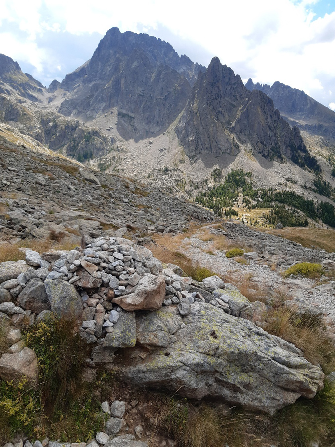 mercantour's tweet photo. [#SENTIERS] Connaissez-vous les cairns ? Ce sont ces tas de cailloux que l'on rencontre aux abords des chemins etaux sommets. Ils peuvent marquer un point remarquable, mais servent surtout à indiquer le chemin à suivre... 🏞️🌄

+ d'infos : https://t.co/VjKn1Zr0qC https://t.co/lYf1LUzZMP