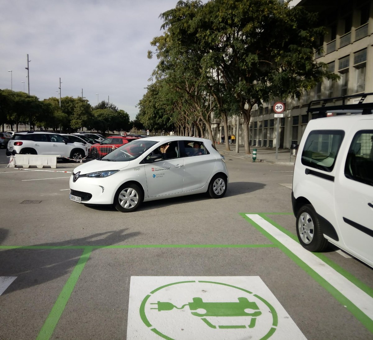 icscat's tweet photo. ➡️ Actualment l’#icscat té una flota de 450 vehicles, dels quals 172 són elèctrics purs, és a dir que tot el seu consum no genera cap emissió de CO₂. #ICSverds #ICSostenible #Mobilitat2023 #MobiltyWeek https://t.co/Osnhw6wdTv