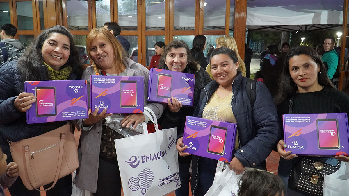 MerloGob's tweet photo. Más de 2800 estudiantes del Plan #FinEs recibieron tablets gratuitas del Programa #ConectandoConVos 

Gracias a un trabajo conjunto entre @ENACOMArgentina y @MerloGob 

El Intendente @gustavomenendez encabezó la entrega

Mirá el #video: https://t.co/xOnz9vLrg3

#MerloGob https://t.co/lX9fUYEAkj