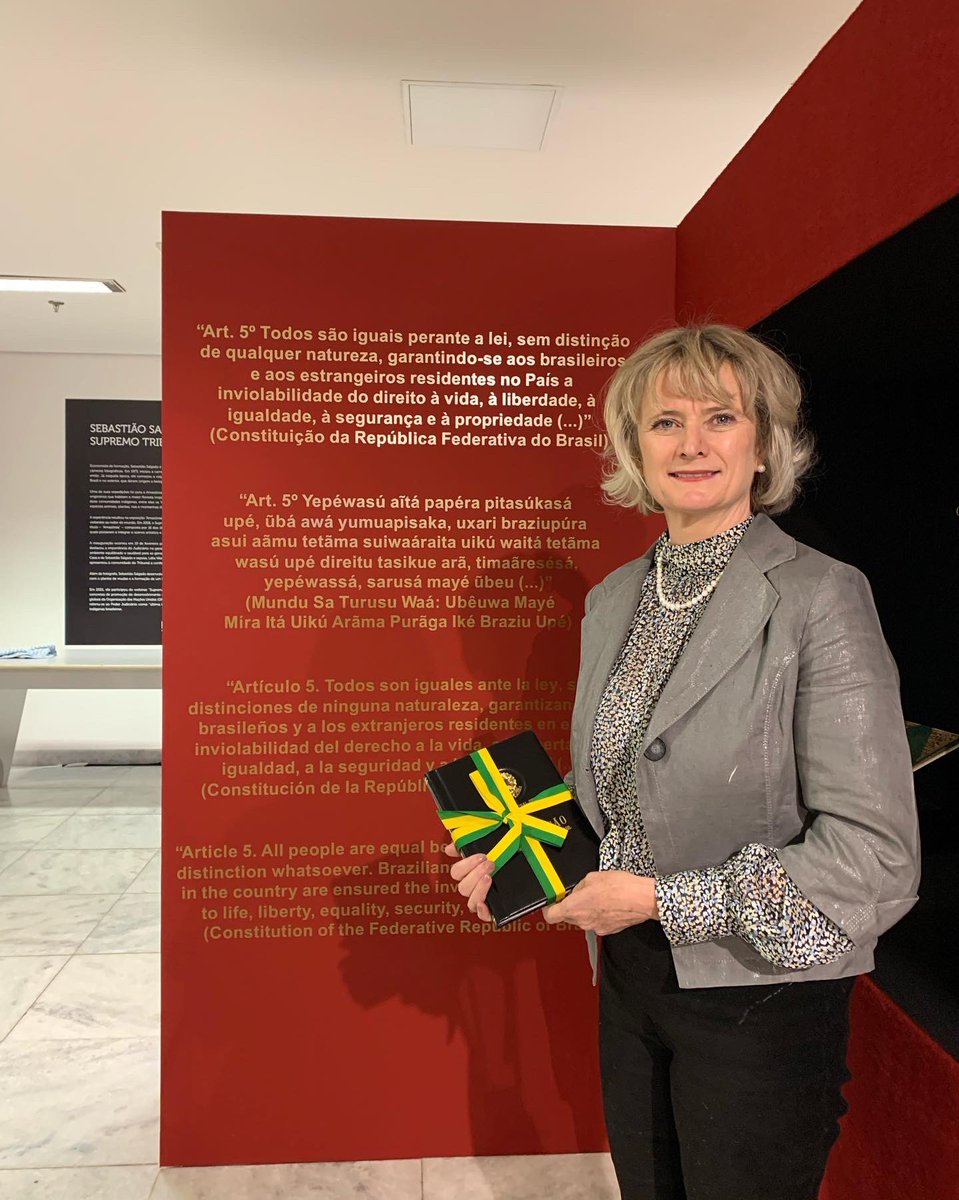 Que honra receber uma cópia da Constituição da República Federativa do Brasil 🇧🇷 das mãos de  Vossa Excelência Ministra Rosa Weber, Presidente do Supremo Tribunal Federal! Obrigada, Ministra ⚖️

<a href="/IEAmbBrazil/">Ambassador of Ireland to Brazil</a> 
<a href="/STF_oficial/">STF</a>